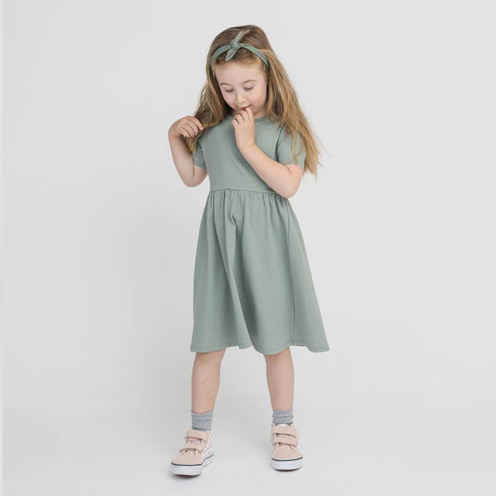 Premium GOTS-zertifiziertes organisches Cloud Twirl Kleid für den Großhandel von mini mioche collective inc.