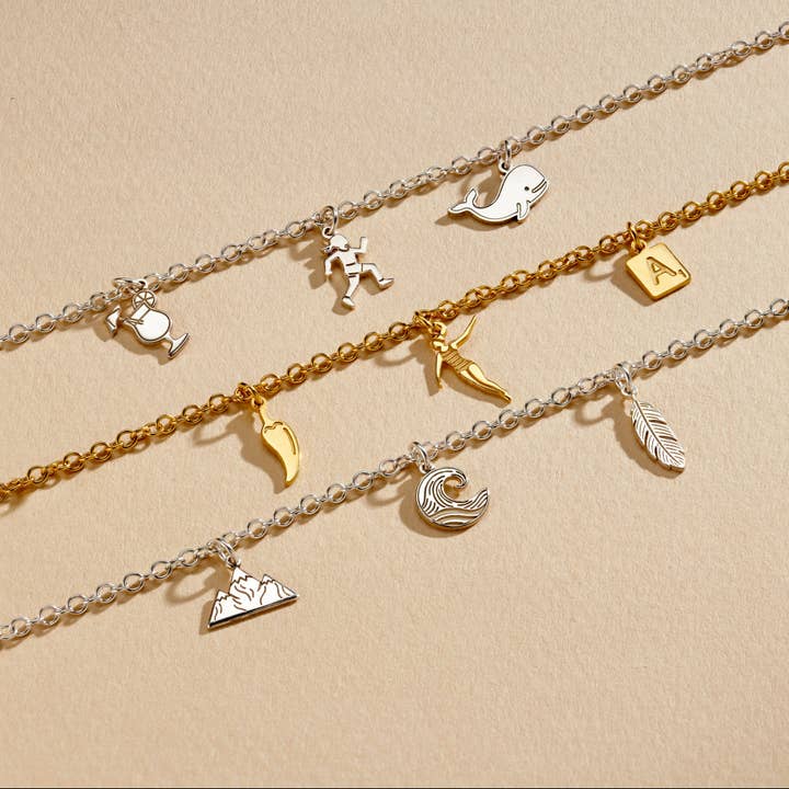 Personlig Dinky Story Tre Charm Armbånd for engroshandel hos Posh Totty Designs