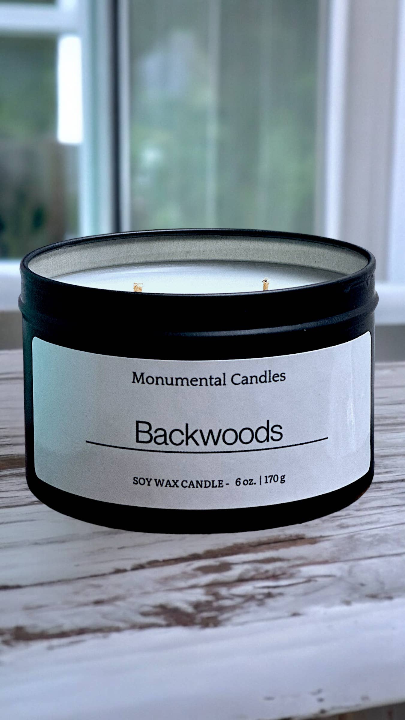 Monumental Candles LLC – Großhandel Reisekerzen – Backwoods Mattschwarze Zinnkerze, 6 oz