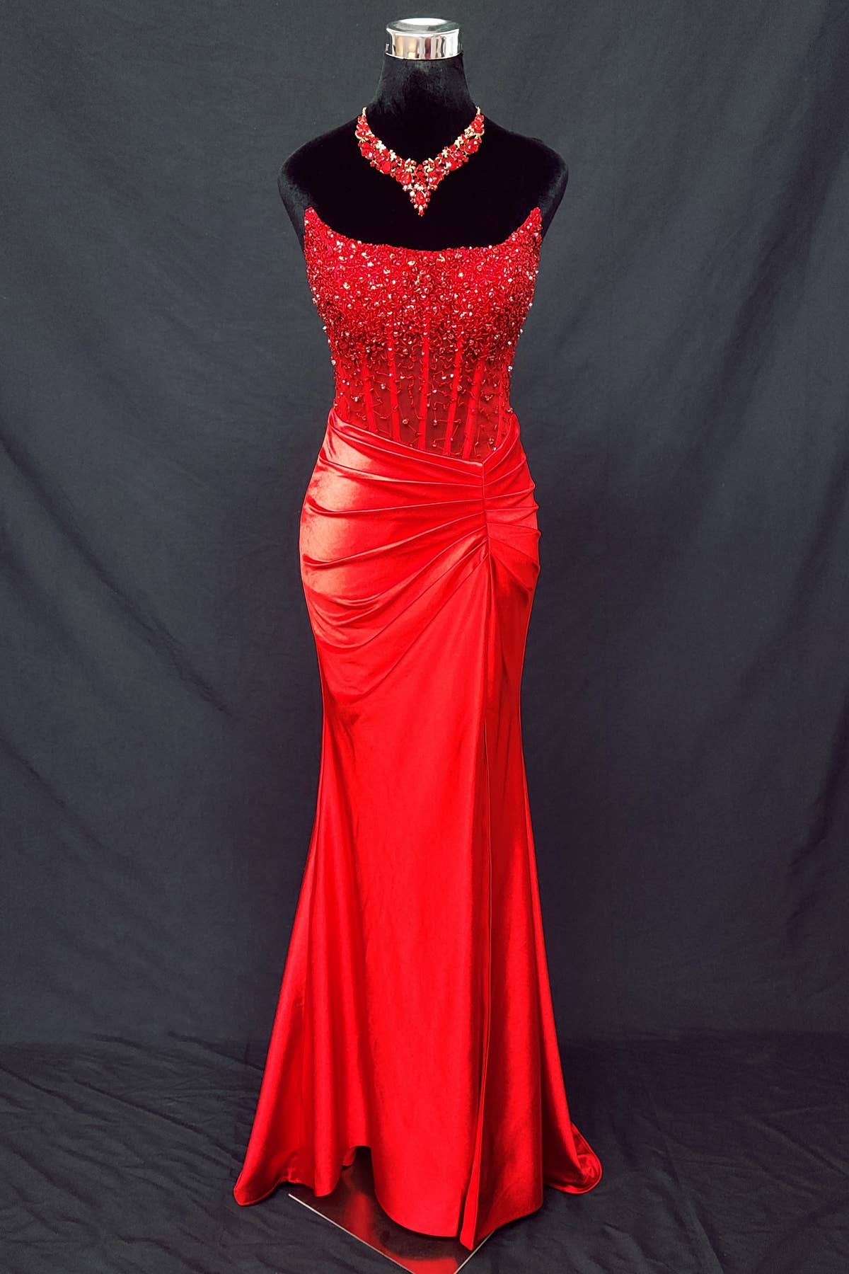 Chicas - Vente Robe de soirée – femme - Robe bustier en satin avec corset à perles et sequins C8311