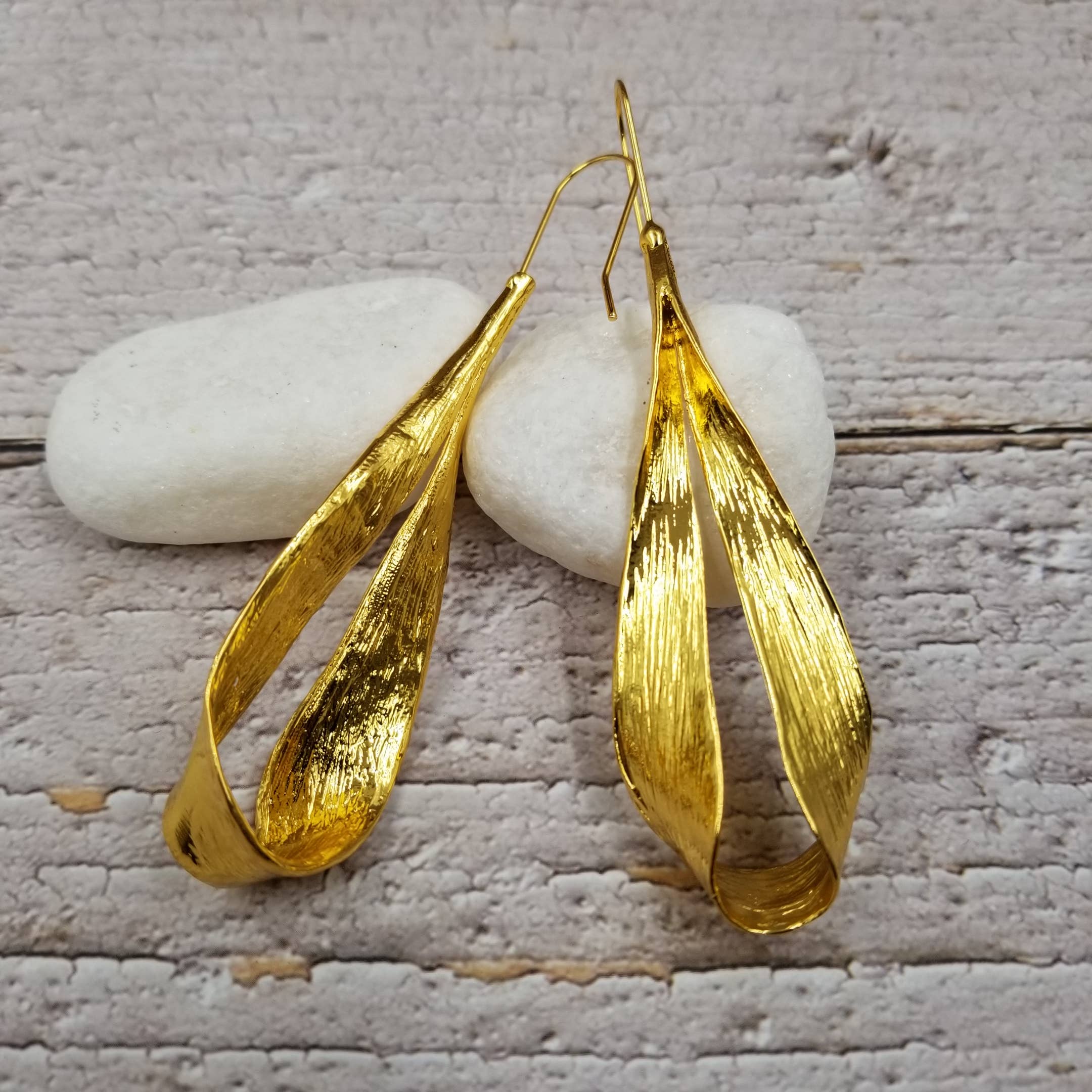 Treasure Wholesale - Wholesale Dangle Earrings - Gold Flat Leaf Earrings2