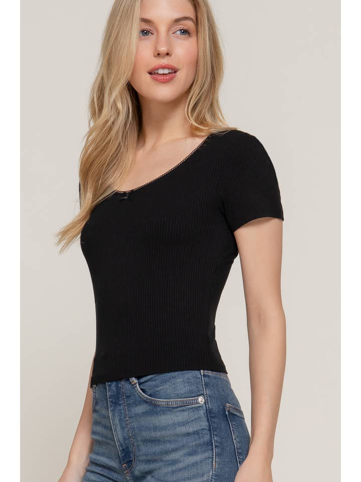 Active Basic | Active USA – wholesale Stickad topp - Dam – Kortärmad topp med rund halsringning, spets och satinrosett i ribbstickat tyg37