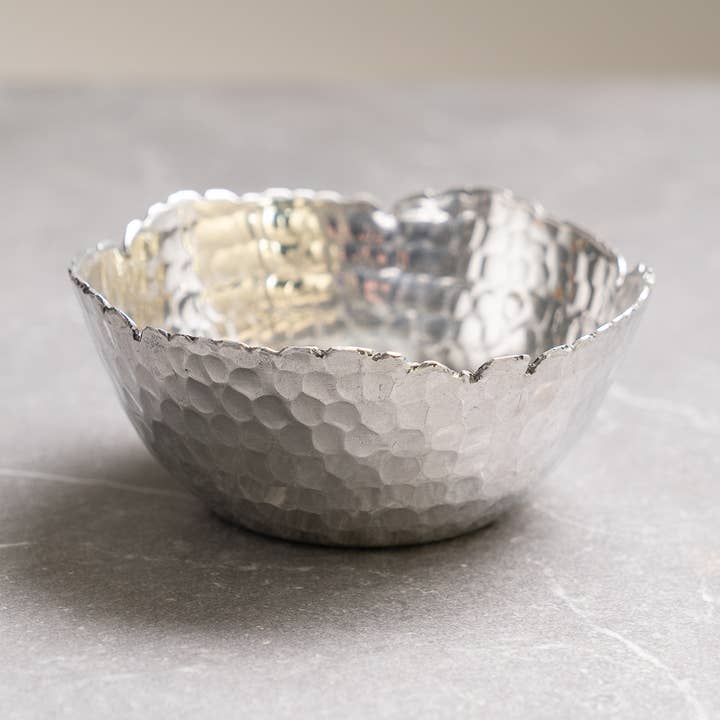 Cuenco pequeño de aluminio martillado con bordes irregulares para venta al por mayor de India Handicrafts Inc