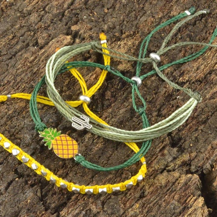 Pile de bracelets Wallis Sands pour la vente par CozyDetailz