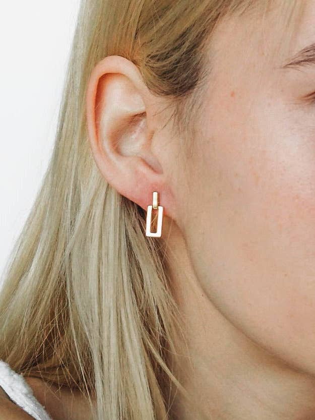 18K Vermeil Nicole Örhängen för wholesale av REDCHERRYBLVD