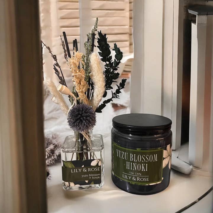 Lily & Rose Candle + Floral Boutique - Vente Diffuseur à tiges - Diffuseur à roseaux botanique Yuzu Blossom + Hinoki | 100g