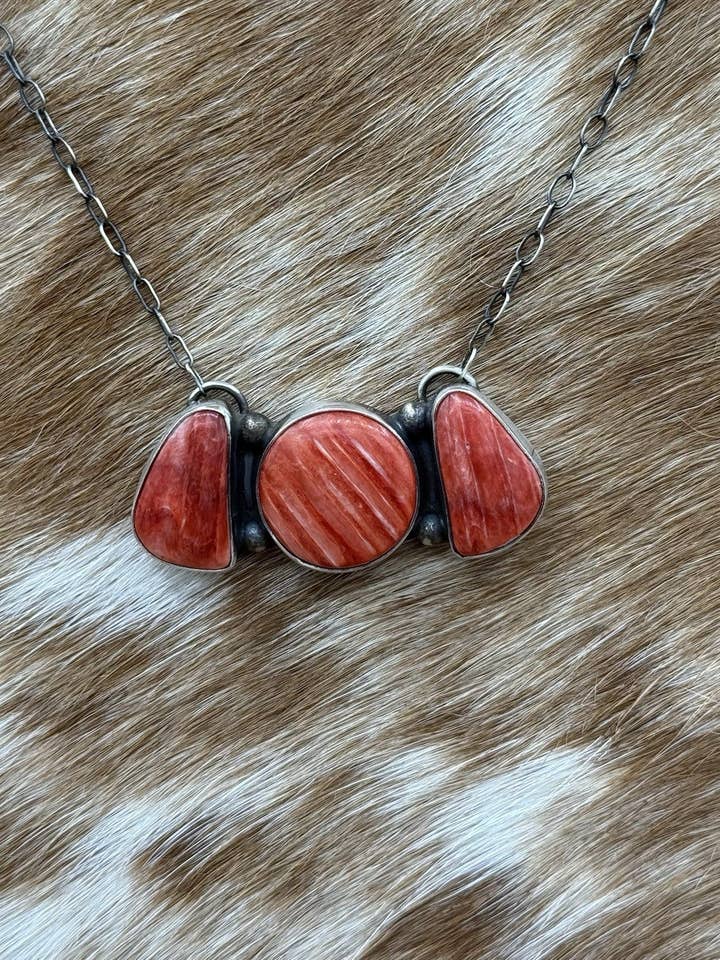 Navajo handgefertigte Halskette aus Sterlingsilber mit roter Spiny-Oyster-Muschel im Cluster-Design, 18” für den Großhandel von Native City Jewelry