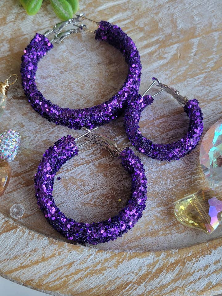 Créoles à paillettes violettes pour la vente par JEMdesigns