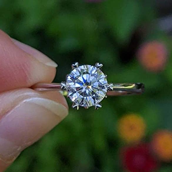 TwoBirch – Großhandel Verlobungsringe – Twobirch Verlobungsring aus platiniertem 925er-Sterlingsilber, 1 Karat, runder Solitär-Moissanit-Verlobungsring mit herzförmigen Zinken3