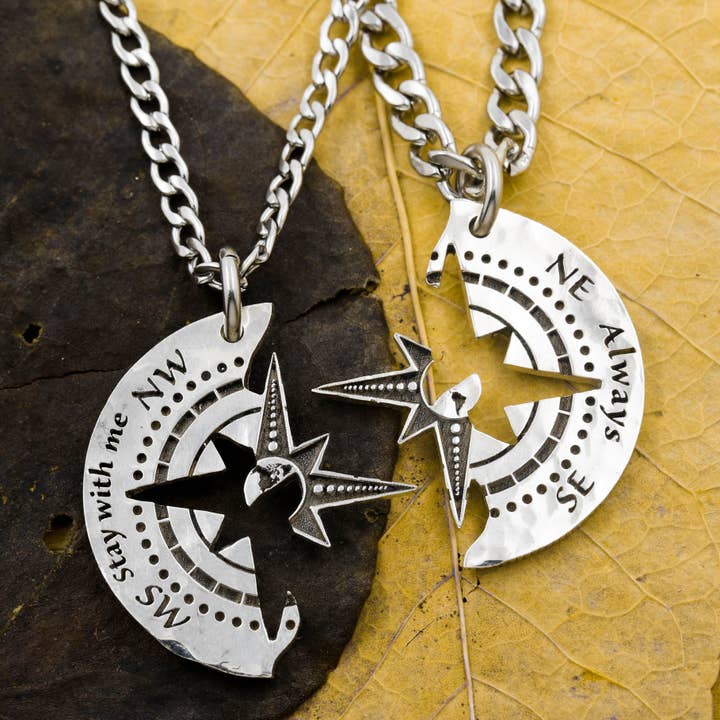 Colliers Boussole en Argent Gravé avec Carte du Monde au Centre, "Reste avec Moi Toujours" pour la vente par NameCoins