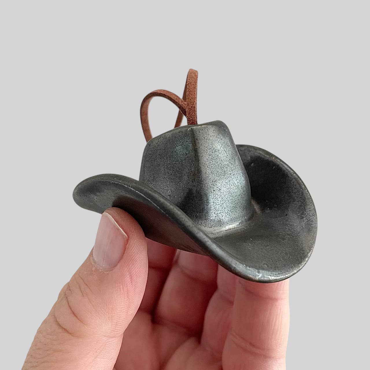 Mudpuppy Ceramic Studio - Wholesale Ornament - Ceramic Cowboy Hat Ornament — Black Gold3