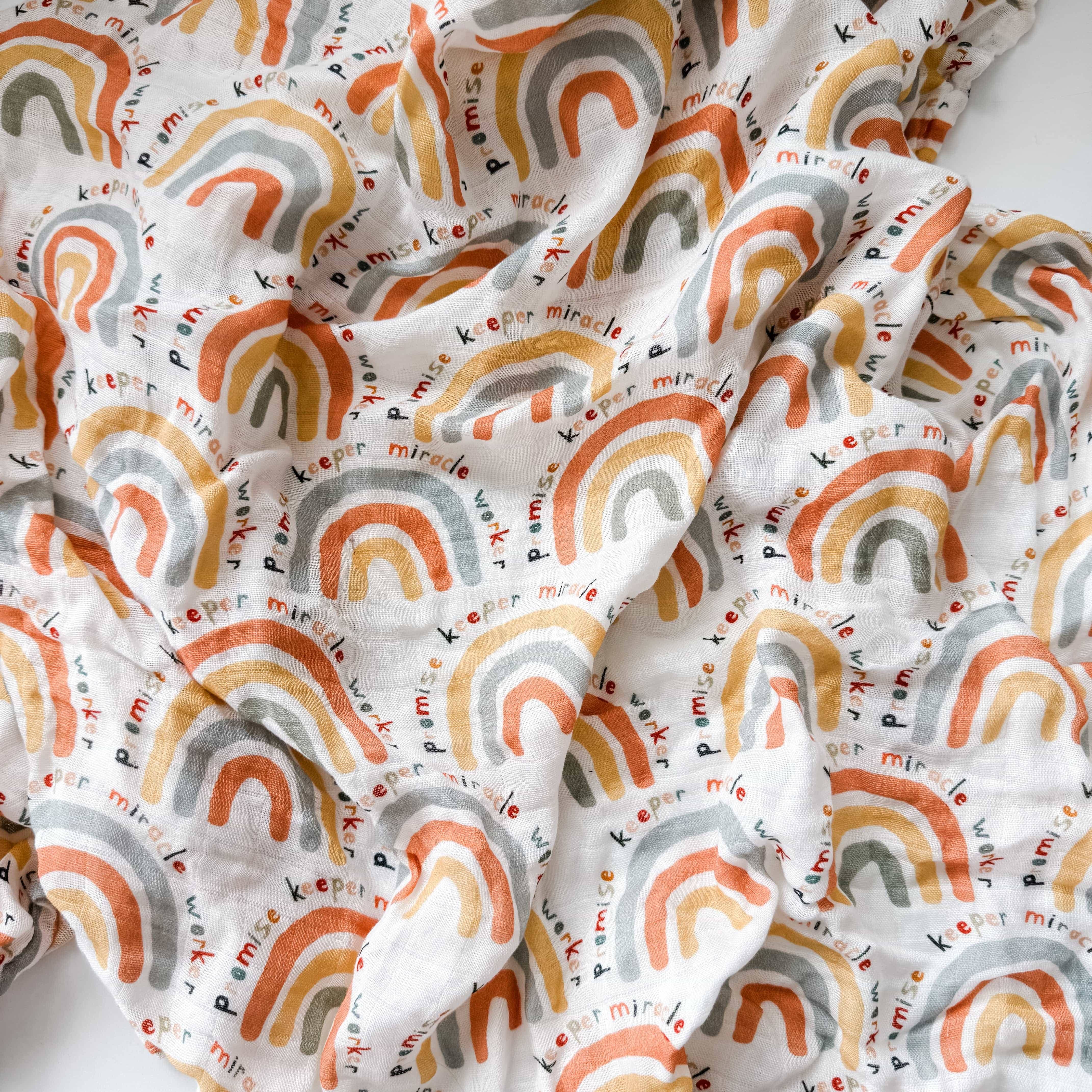 The Little Rose Shop - Vente Lange – bébé - Promise Keeper Rainbows - Couverture emmaillotage en mousseline pour bébé catholique2