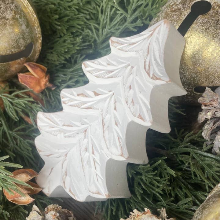 FR-3656 - Sam. Sapin de Noël blanc sculpté pour la vente par Collins Painting & Design