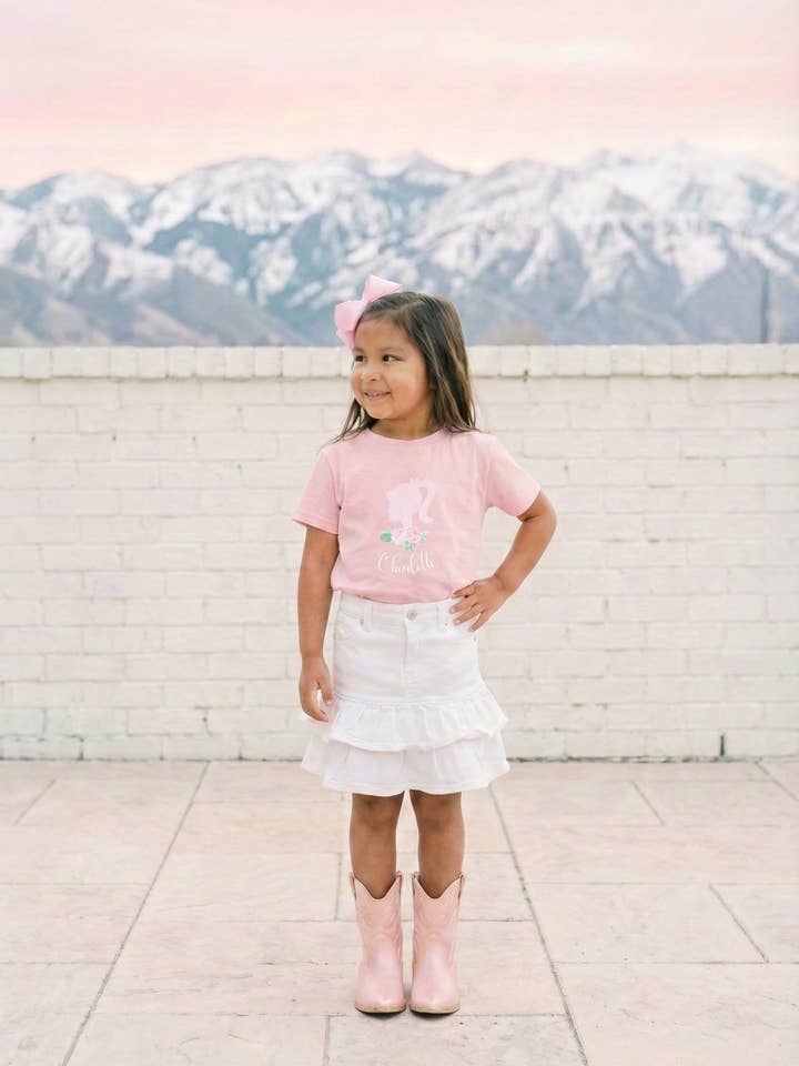 Kleinkind T-Shirt — Rosa Barbie-Puppen-Silhouette mit Blumen Personalisierbar für den Großhandel von Pearly Peach