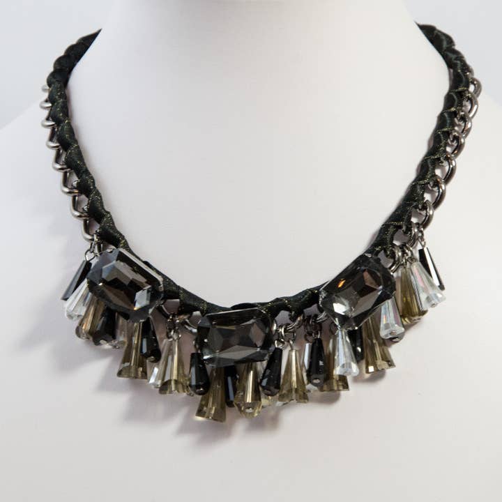 Collier plastron avec perles en forme de cône en verre taillé pour la vente par Tempest Designs