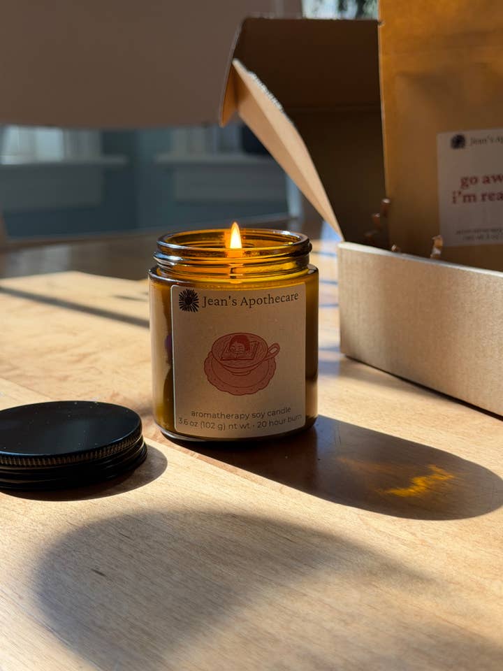 Et kapitel mere | Hyggeligt sojavokslys til bogelskere | Gave til læsere for engroshandel hos Jean's Apothecare