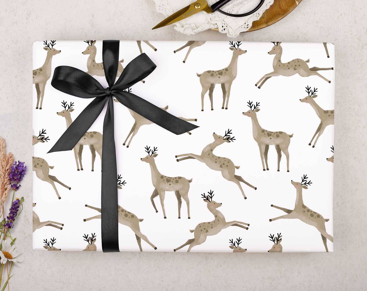 Making Meadows Ltd - Venta al por mayor Sobre de papel de regalo - Papel de regalo navideño con diseño de reno blanco | Envoltorio de regalo0