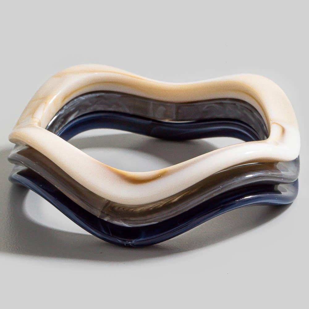 The Looks by Fame Accessories – Großhandel Perlenarmband – 3-teiliges Wellenharz-Armband-Set3