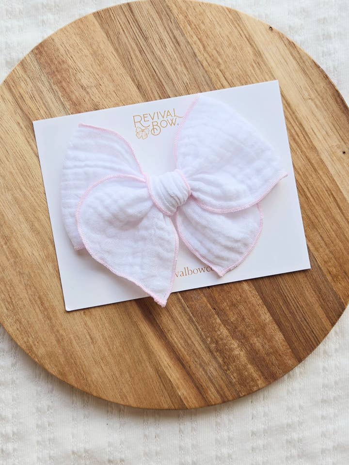 Arc Fable sur Pince • Gaze Blanche avec Bordure Rose pour la vente par Revival Bow Co.