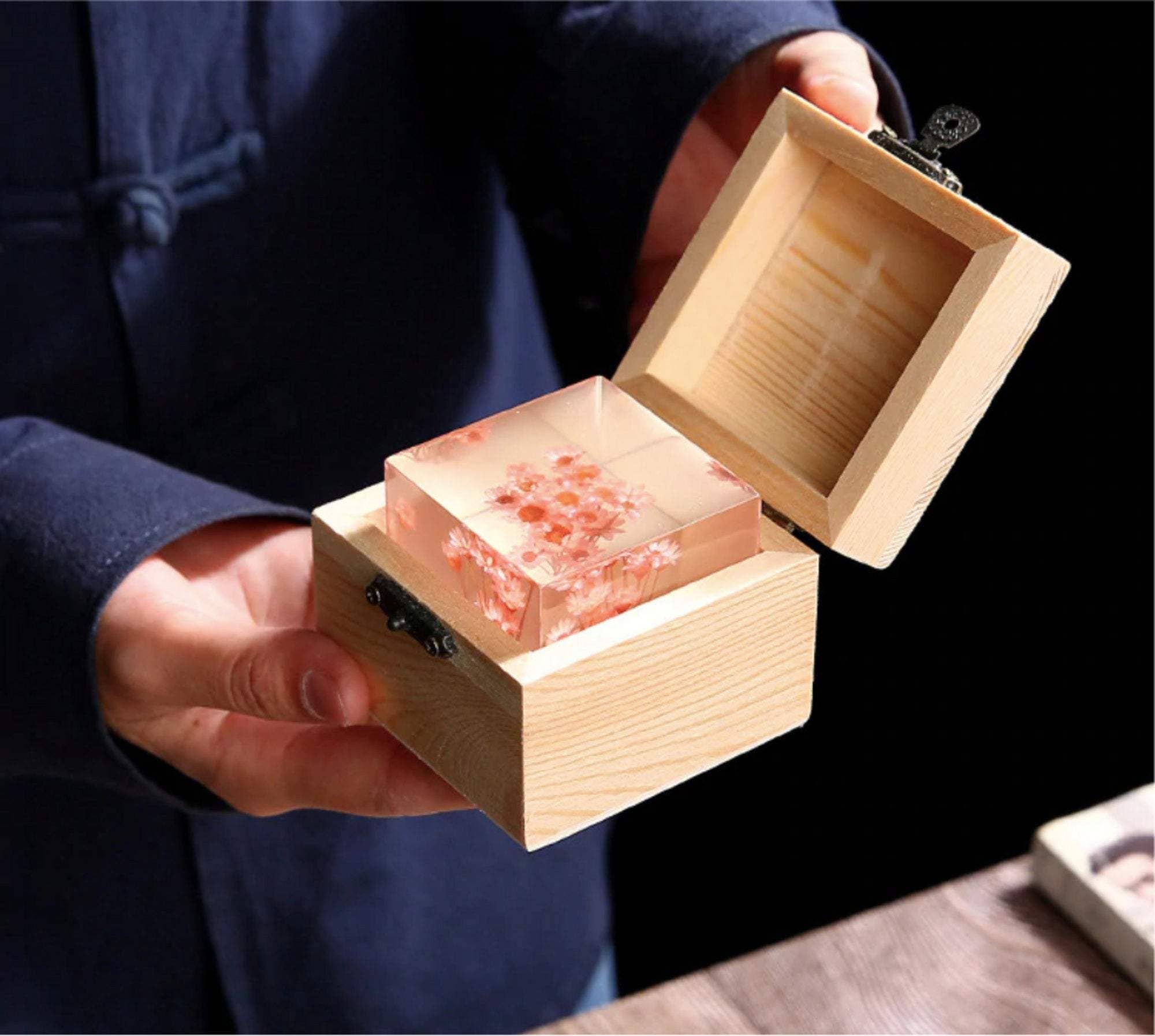 Crystolver (We Cover All Import Fees) – Großhandel Tischdeko – Echter Löwenzahn Kristallwürfel mit Holzkasten2