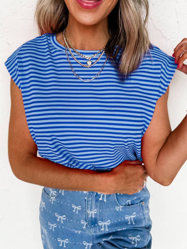 Rød stribet ribbet T-shirt med kasketærmer og rund hals for engroshandel hos EG fashion