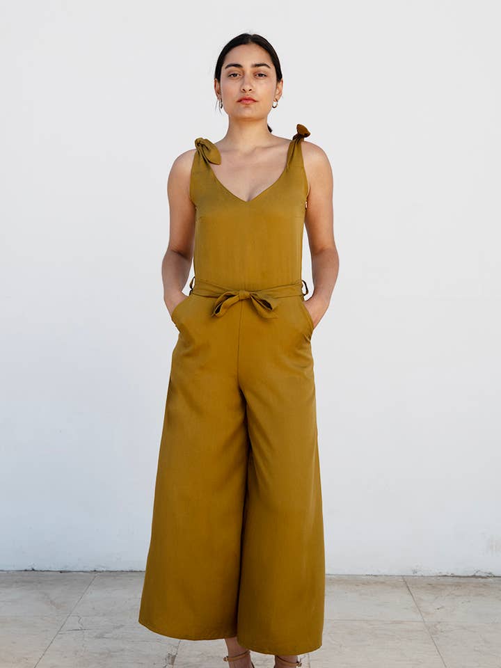 Combi-pantalon en tencel olive FA-SA pour la vente par Studio Hertzberg