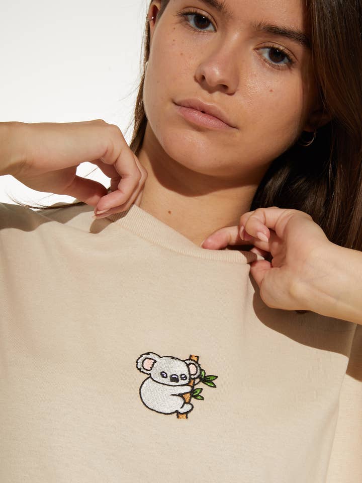 MAGLIETTA CON RICAMO KOALA per la vendita all'ingrosso da parte di New Love Club