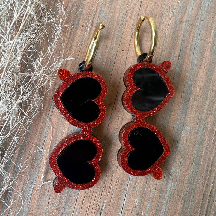 Zonnebril oorbellen met hart voor wholesale door Quirky Bird