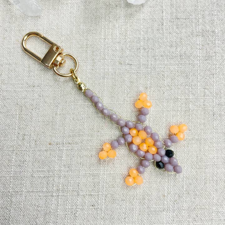Lizzie// Lavendelglas Pärlad Ödla Berlock Nyckelring för wholesale av Ewelina Pas Jewelry