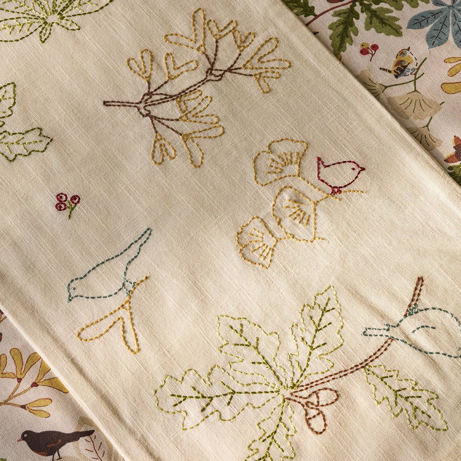 Sophie Allport – wholesale Table runner – Orchard Birds Embroidered Table Runner1