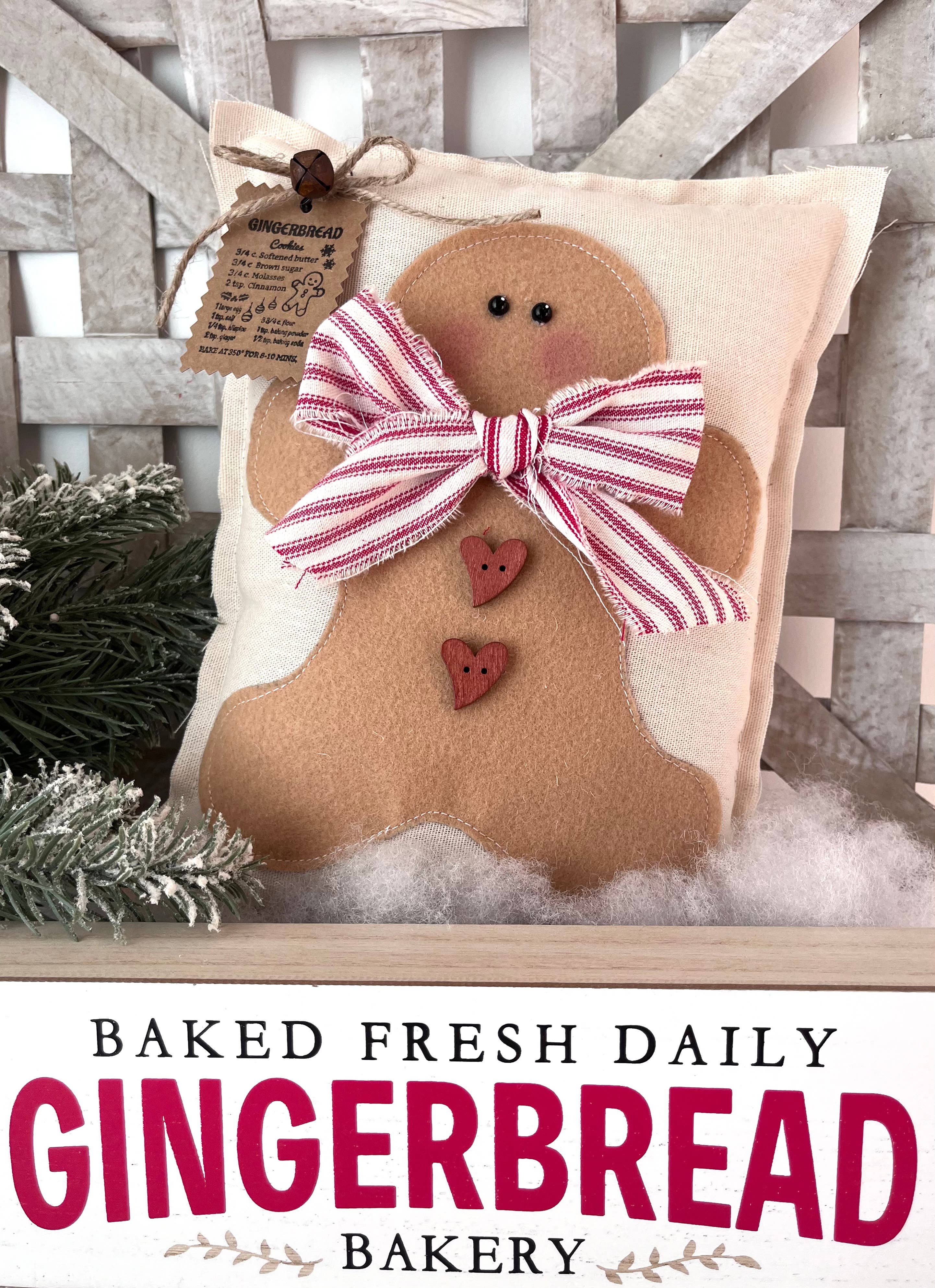 Kate + Em – wholesale Christmas decoration – Primitive Gingerbread Decorative Pillow - 10 Options4