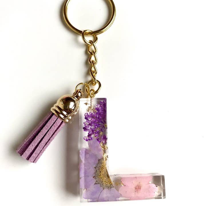 Shop Drip Express – Engroshandel Nøglering - Dame – Lilla Floral Nøglering Brev Med Kvast