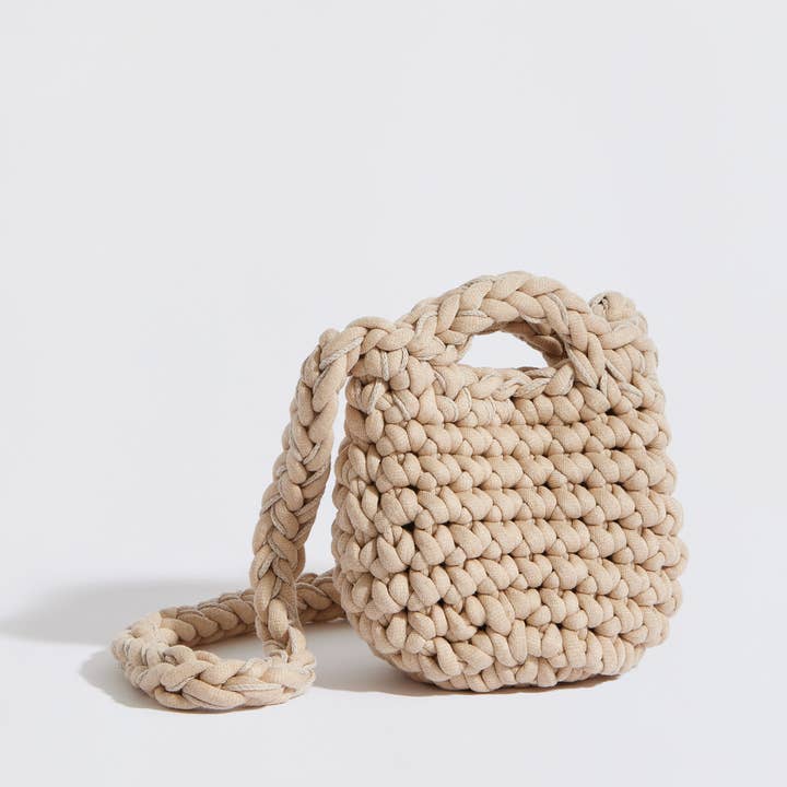 Virkad kuvertväska "Pebble" med axelrem för wholesale av The Mama Made