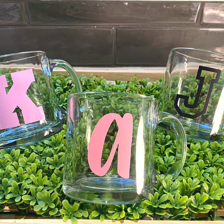 Varsity Letter gepersonaliseerde mok met initiaal voor wholesale door Bodhi Life Design