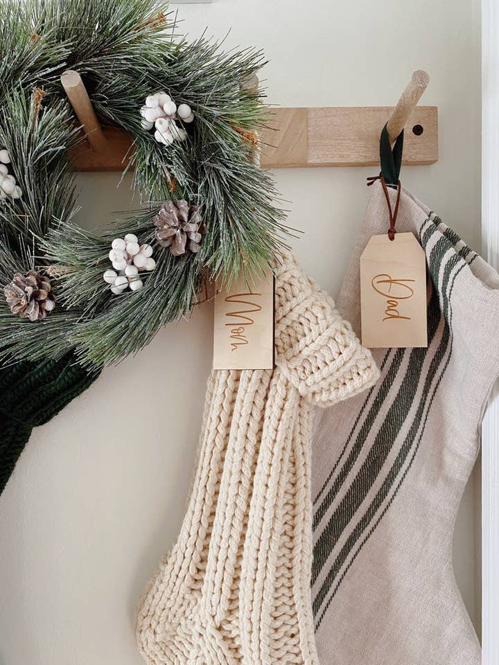 Namensschild mit Weihnachtsstrumpf | Namensschild mit Gravur für den Großhandel von Johnson Livings LLC