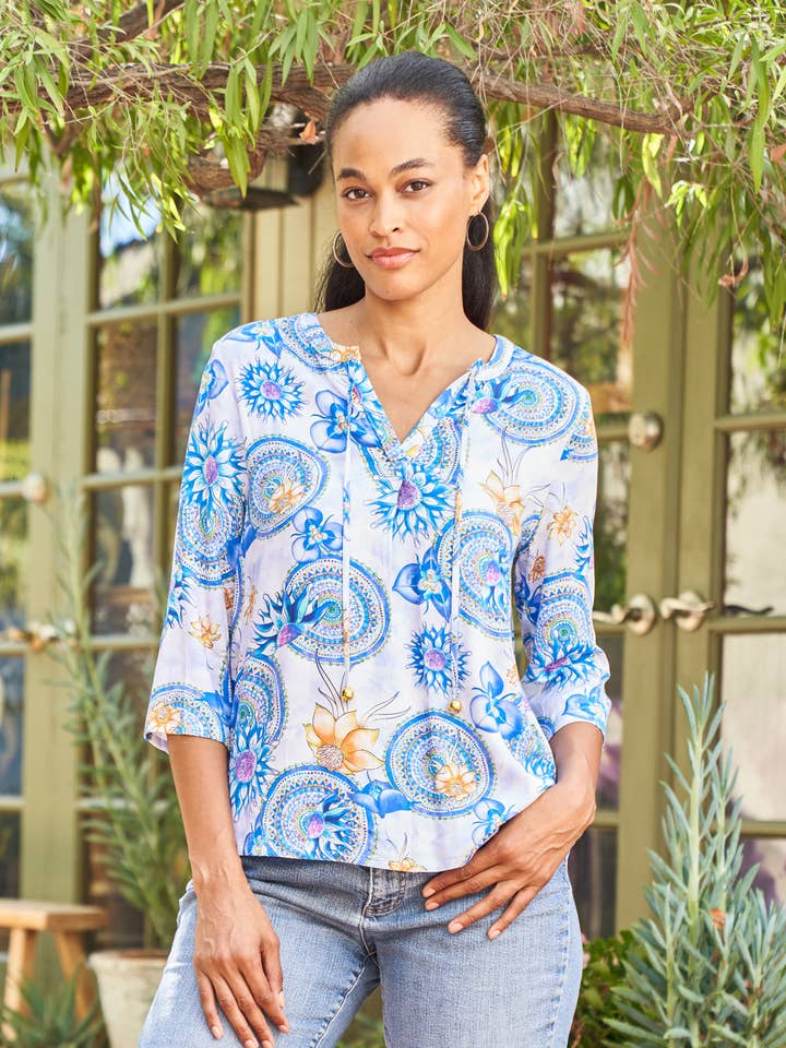 Top con cuello en forma de muesca y mangas 3/4 con mandala floral 6295-MAT para venta al por mayor de Paparazzi