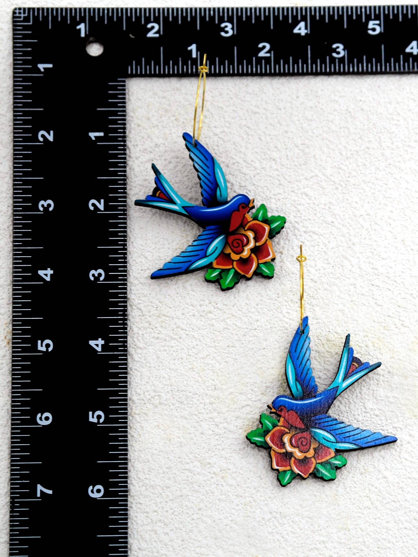 HappyJewelrySupplies - Vente Boucles d'oreilles pendantes - Boucles d’oreilles en bois hirondelle bleue et fleurs éclatantes1