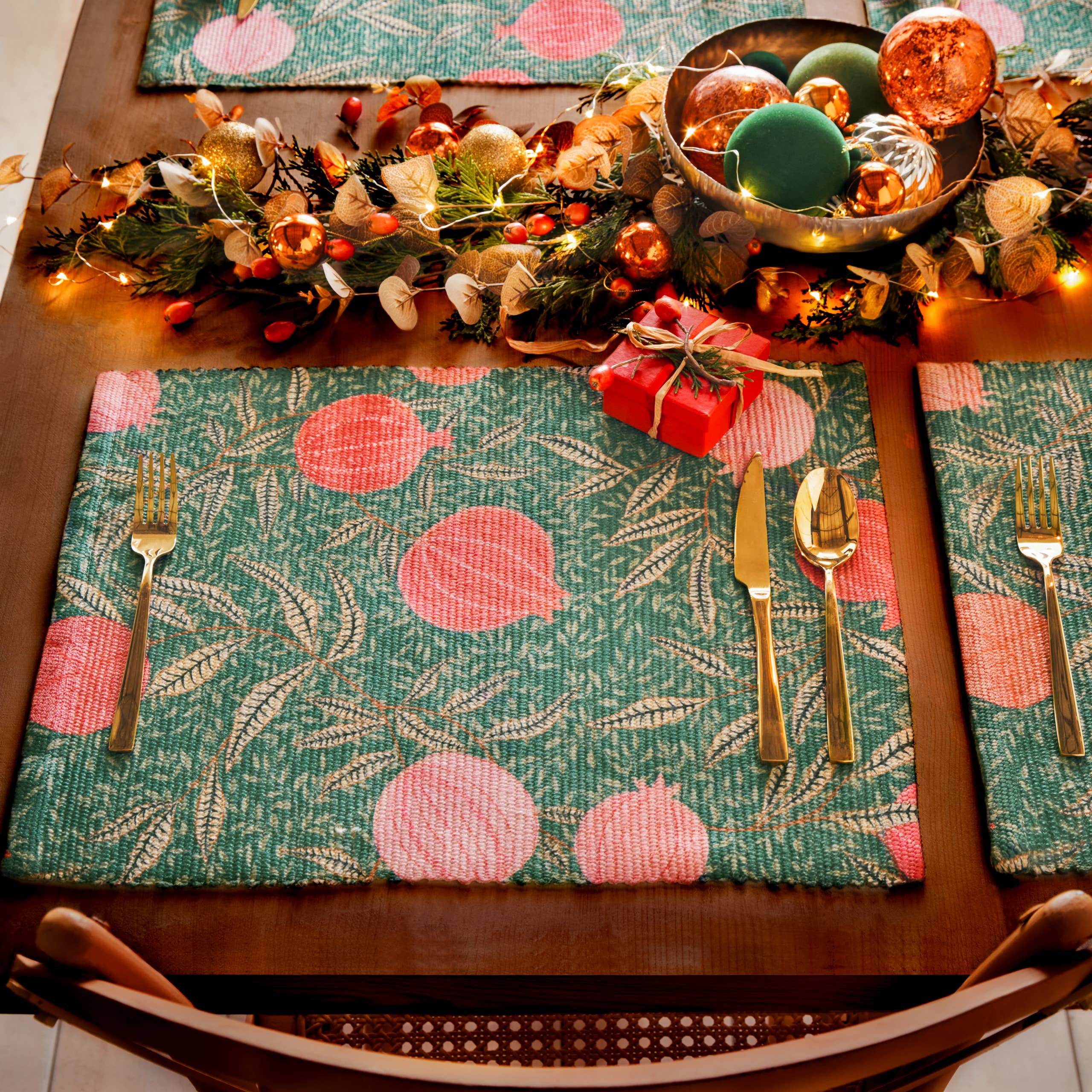 Grøn Riva Home sæt med 4 julemåtte med granatæble og grøn baggrund for engroshandel på Faire1