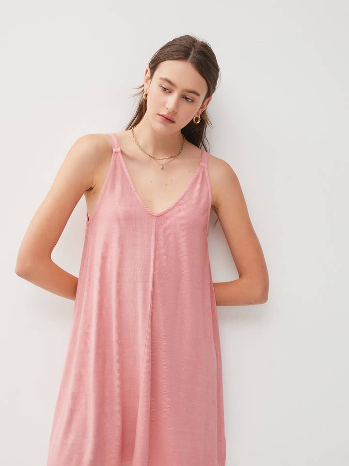 ROBE EN MAILLE À COL EN V CÔTELÉE AVEC DÉTAIL DE COUTURE CENTRALE pour la vente par Be Cool