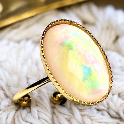 Bague "NACRE PAISIBLE" dorée or fin avec cabochon de nacre pour la vente par TOURMALYN