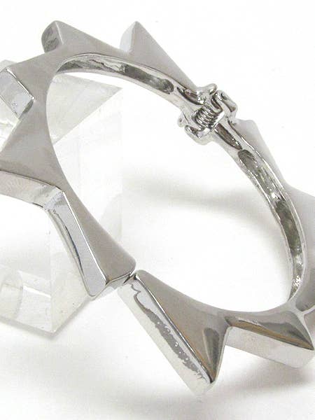 BRACELET À CHARNIÈRE (G827) pour la vente par Jewelry Max