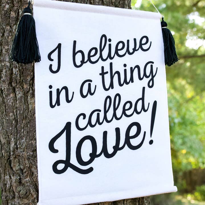 Banner "Creo en algo llamado amor" | Decoración de boda para venta al por mayor de Praxis Design Studio