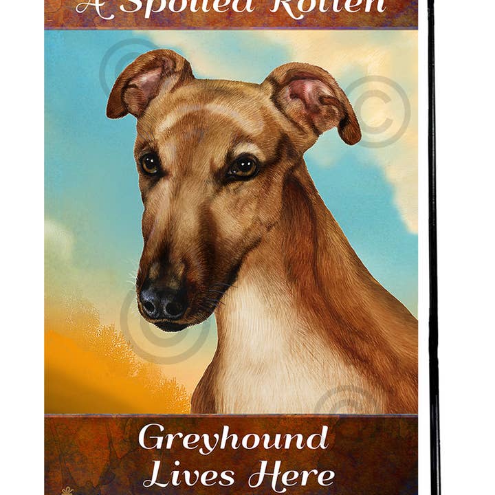 Pet Gifts USA, LLC - Vendita all'ingrosso Bandiere - Un cerbiatto levriero viziato con maschera vive qui - Ga...