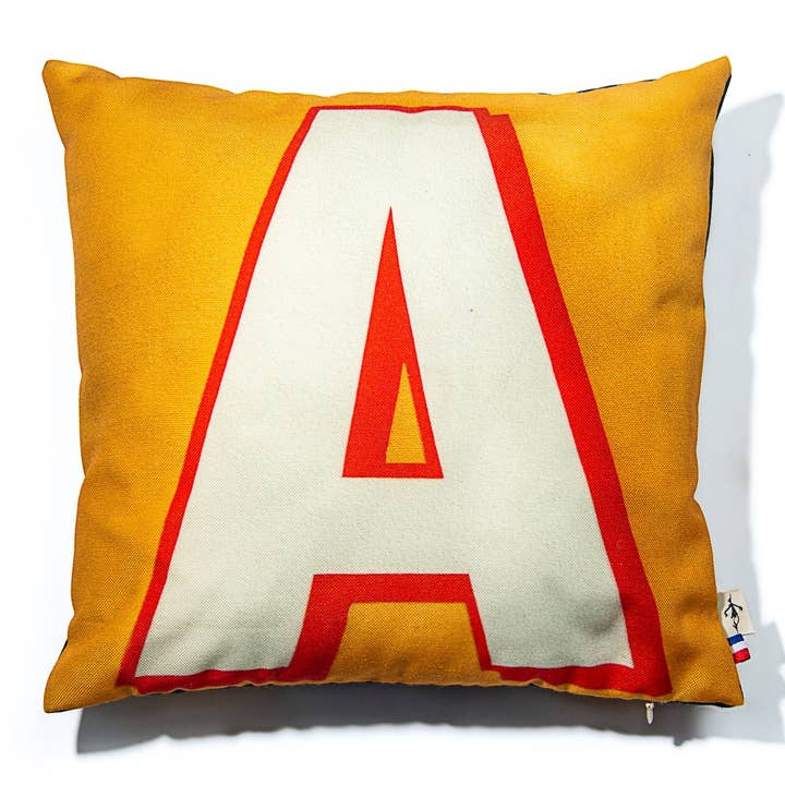 Housse de coussin alphabet lettre A pour la vente par Maron Bouillie