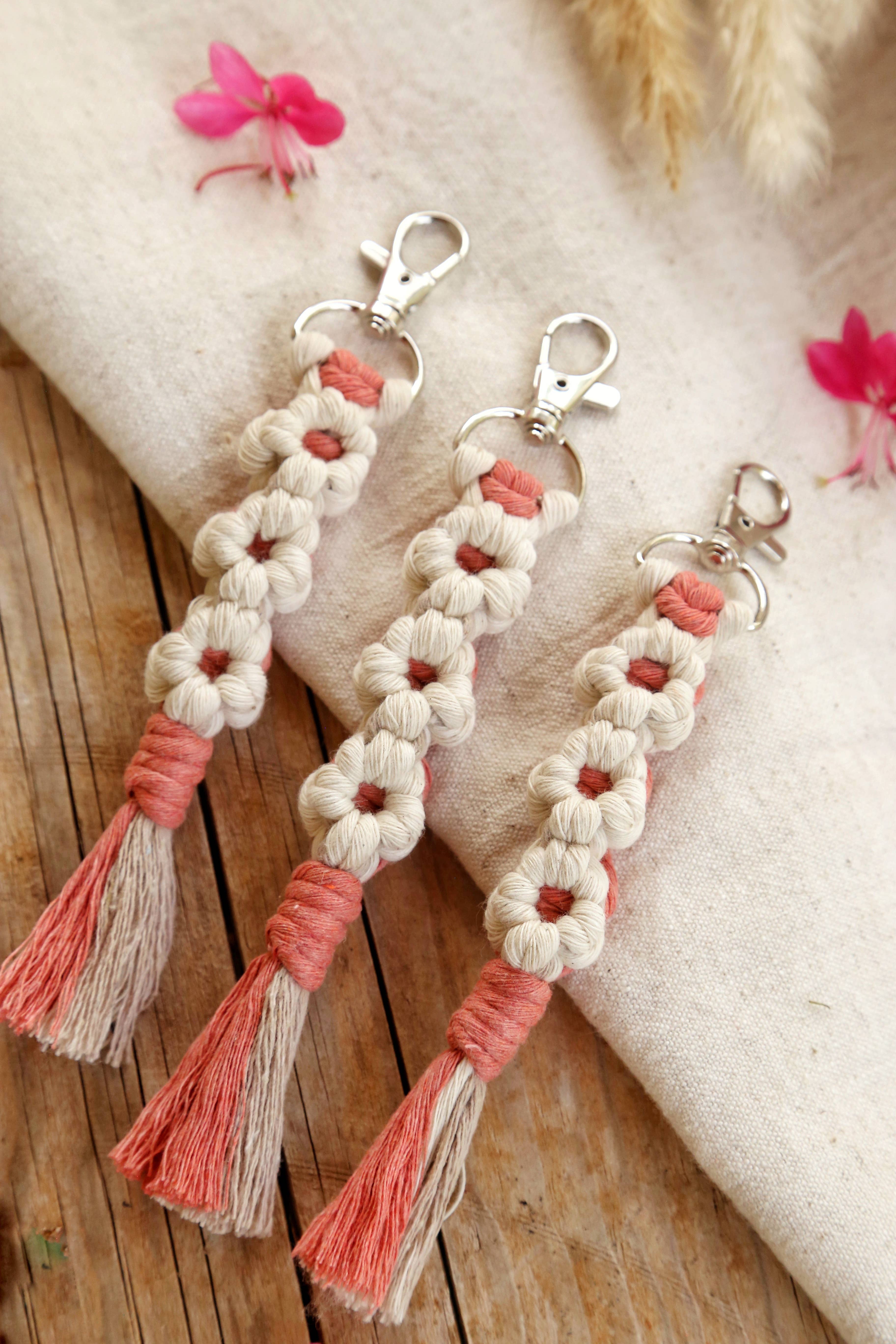 The Frenchie Knot – Großhandel Schlüsselanhänger – Damen – Macramé-Schlüsselanhänger mit rosa Gänseblümchen1