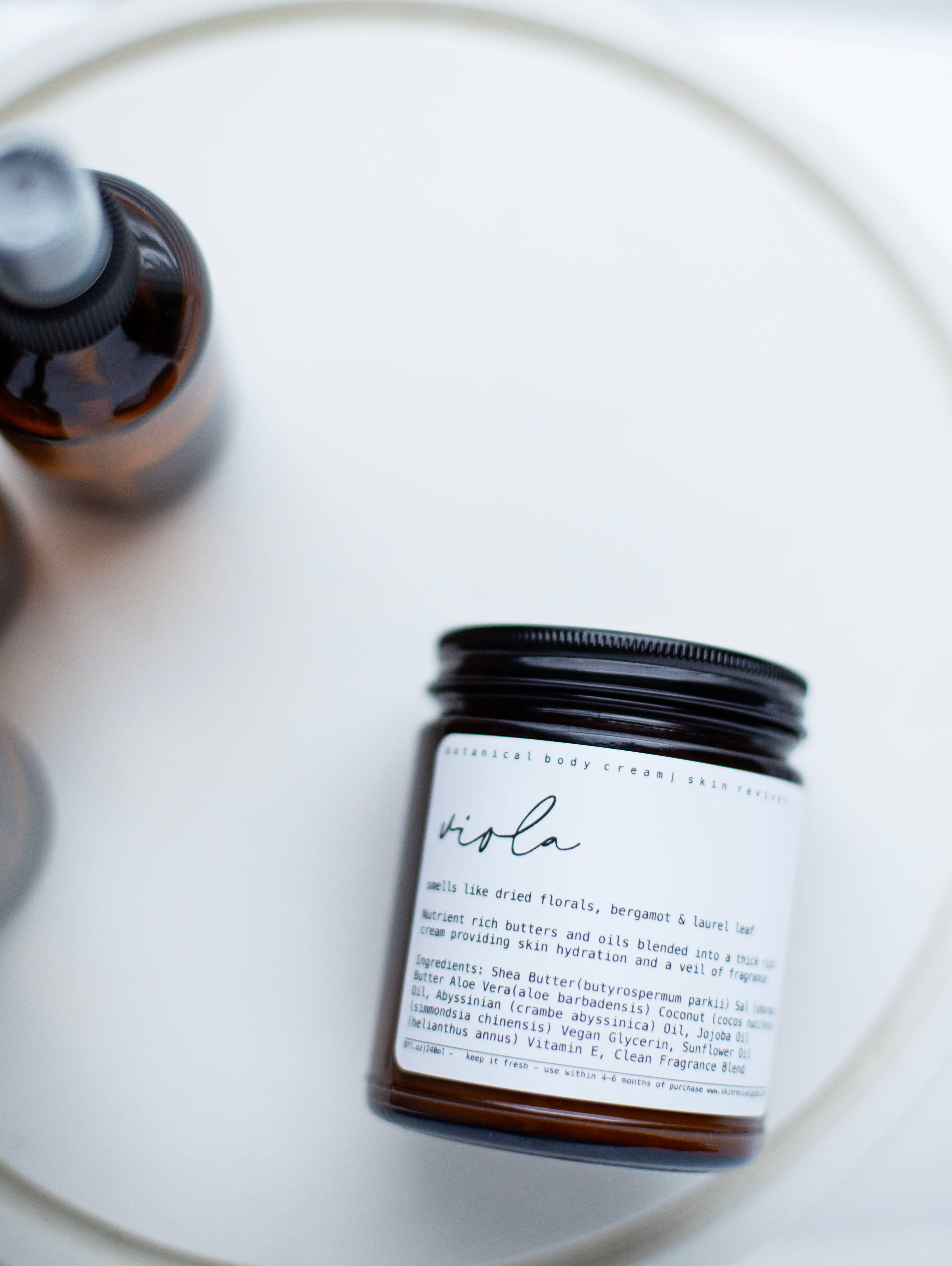 Skin Revival - Vente Crème/lotion pour le corps - VIOLA - CRÈME pour le corps - Fleurs, Bergamote, Feuille de laurier