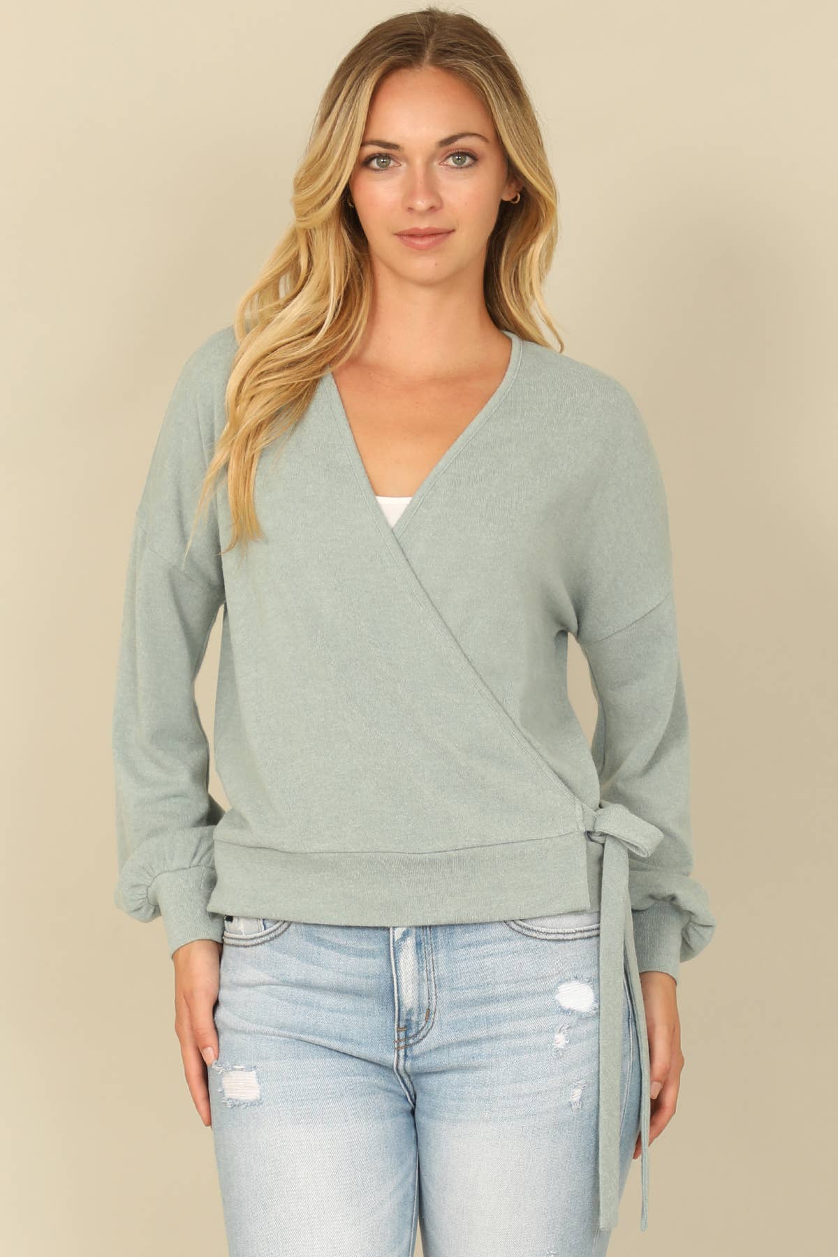 You & Me – Großhandel Bluse – Damen – YMT20079SOLID LANGÄRMELIGES BAUERNBLUSE-WICKELTOP MIT SEITLICHEM BINDEN UND ÜBERSCHNITTENEM AUSSCHNITT30