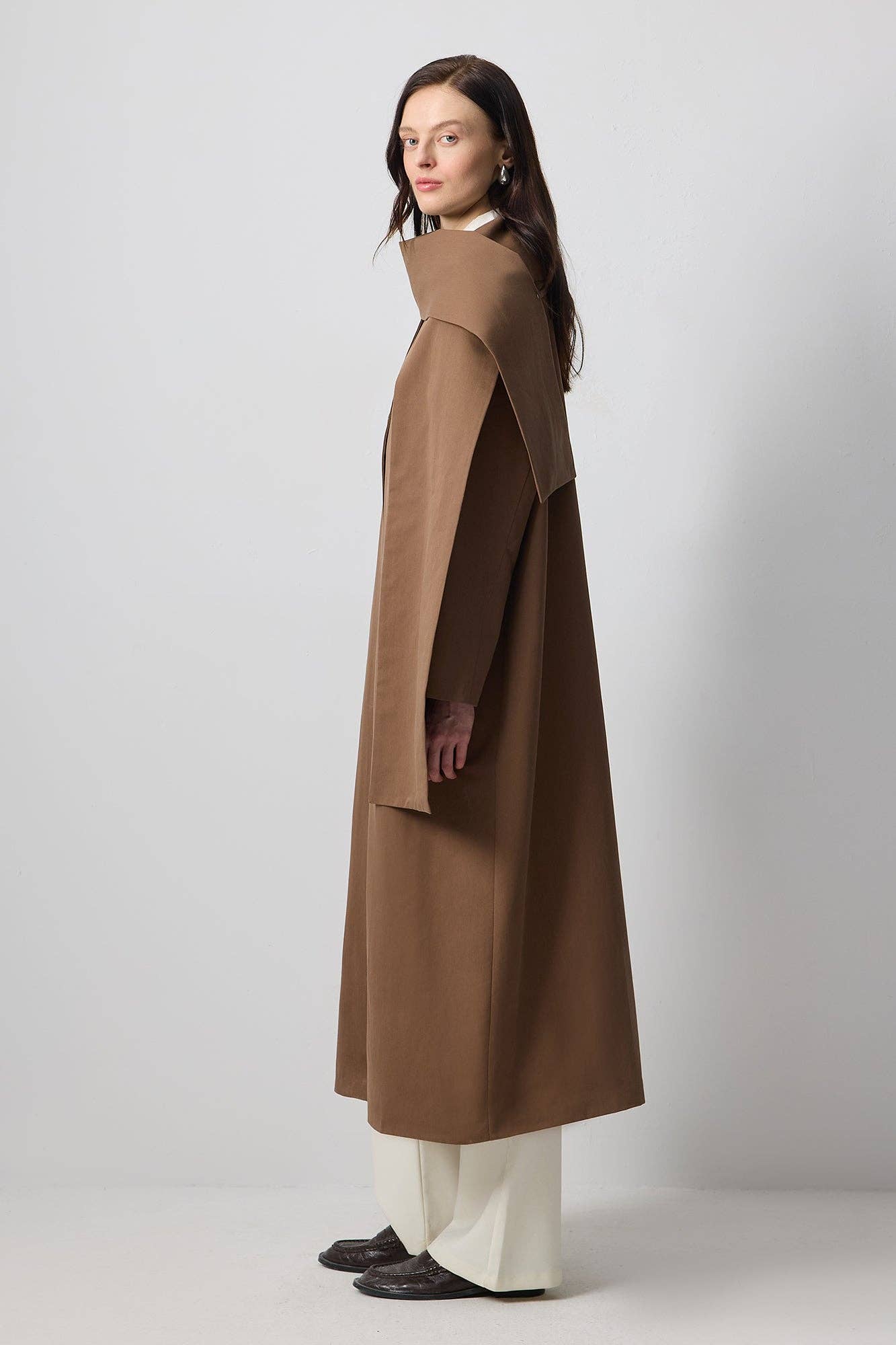 Kahverengi CAPPOTTO TRENCH CON DETTAGLI A SCIARPA in vendita all'ingrosso su Faire3