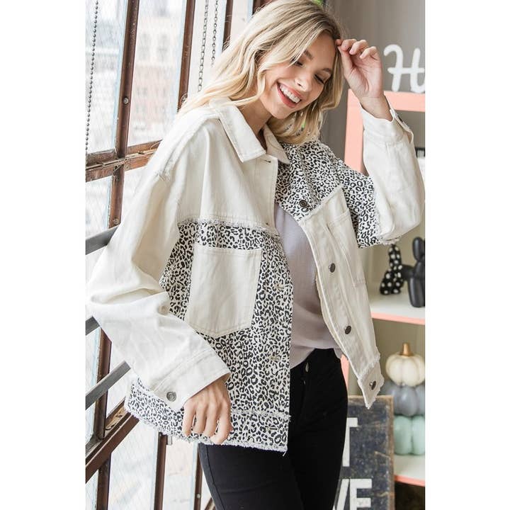 VESTE EN JEAN BLANCHE LÉOPARD AVEC POCHE CONTRASTANTE SUR LE DEVANT pour la vente par Oli&Hali
