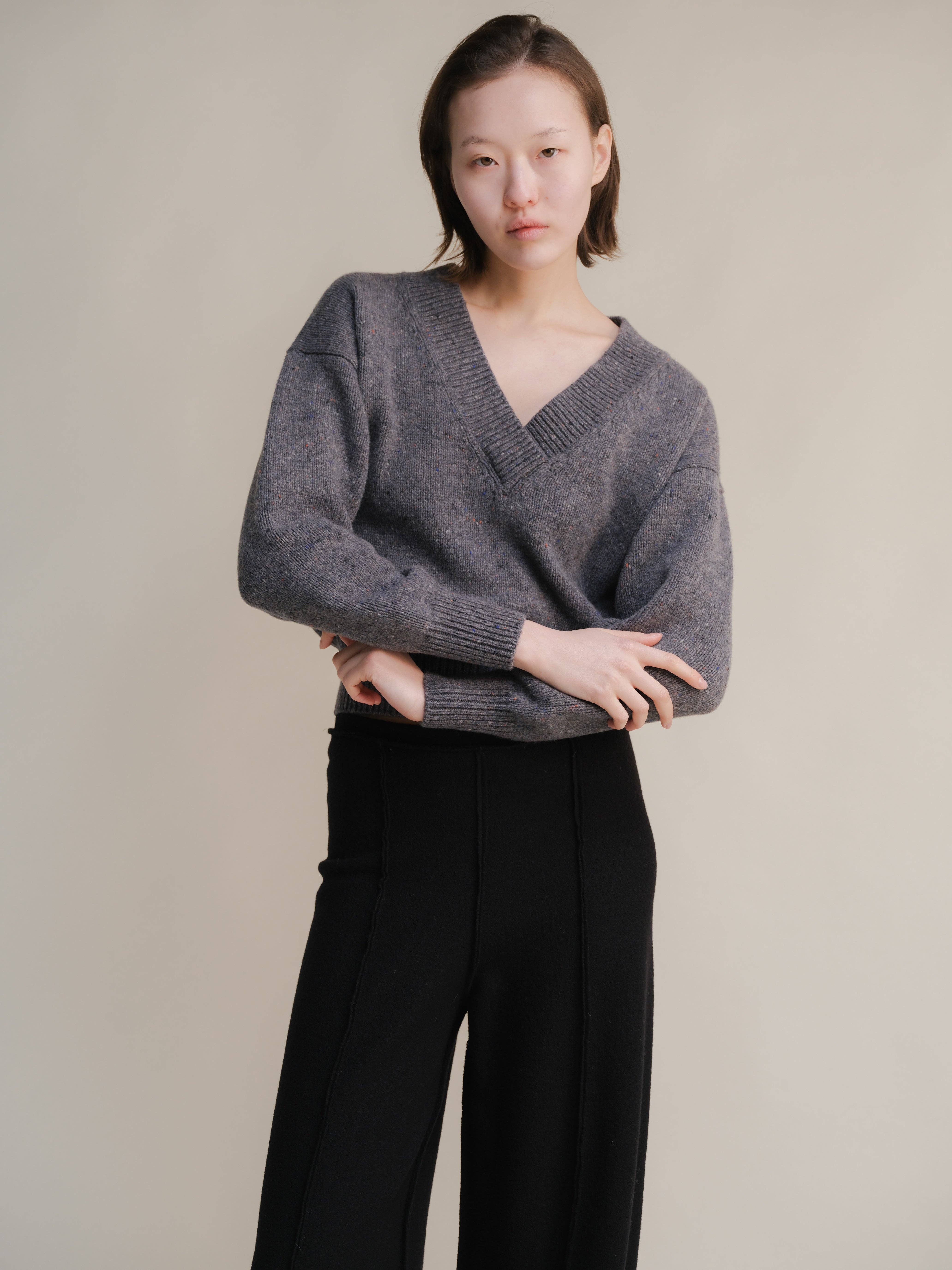 Lèmme – wholesale Knitted jumper – Women′s – Tweed Cropped Double V-Neck Sweater5
